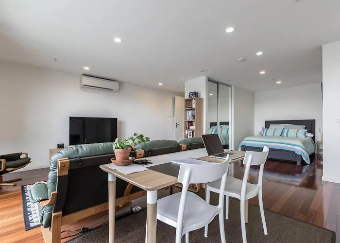 Spacious Studio With Balcony In Eclectic Brunswick