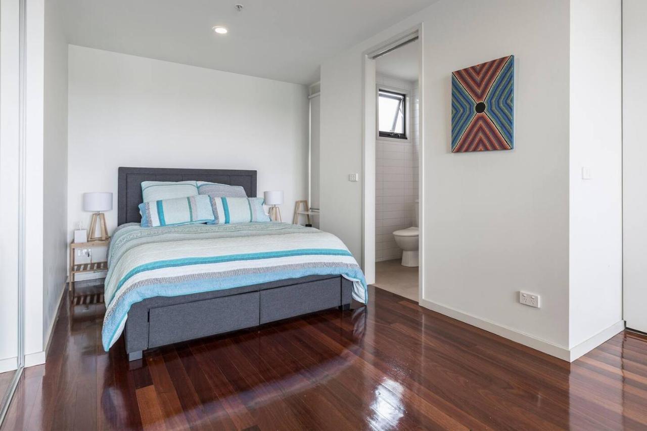 Apartment Spacious With Balcony In Eclectic Brunswick *